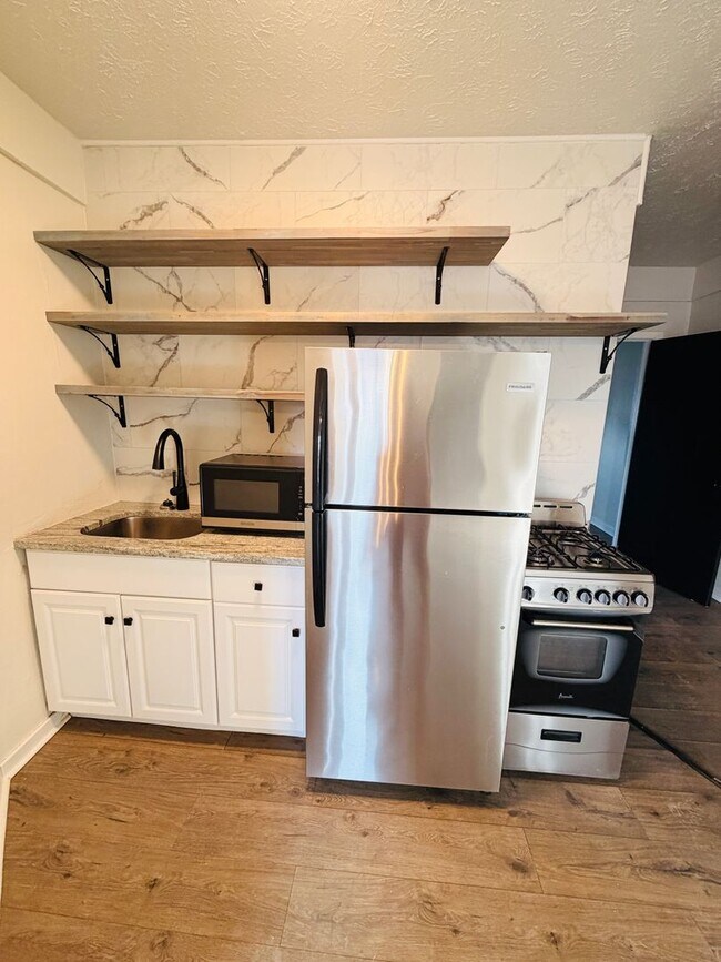 Foto del edificio - One Bedroom on Quiet Street w/ Parking