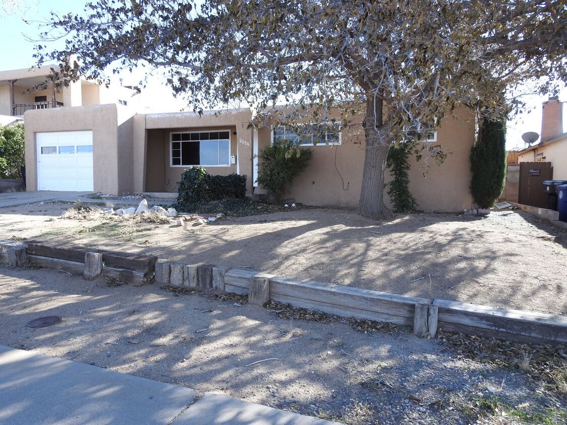 Primary Photo - Large 4 Bedroom, 2 bath in NE Heights (Ava...