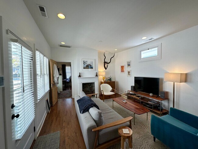 Foto del edificio - Charming Updated Three Bedroom Home Downtown