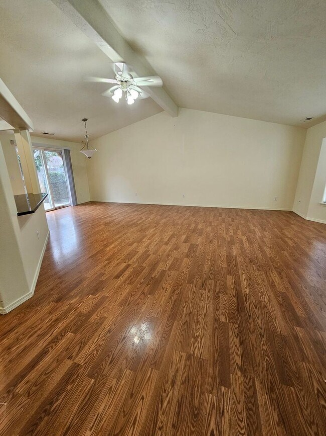 Foto del edificio - Lovely Central Point Home in Convenient Location