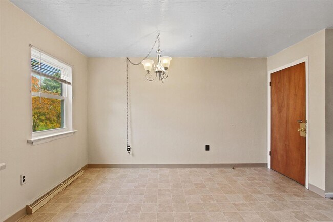 Foto del edificio - Bright 2BR Townhome in Dallastown School District!