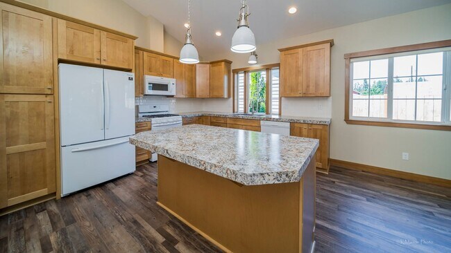 Foto del edificio - Custom & upgraded 3 bed 2 bath rambler w/ 1 car garage!