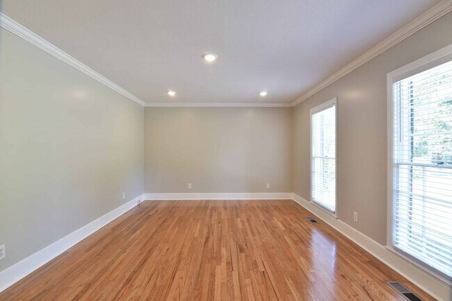 Foto del edificio - 426 Forest Glen Dr