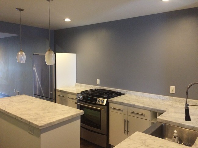 Building Photo - 139 N Decker Ave