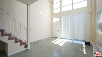 Building Photo - 922 W 23rd St