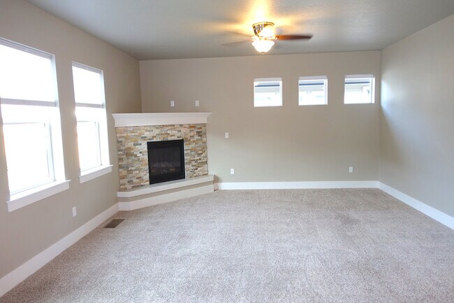 Foto del edificio - 3-Bedroom Home in Very Private Quiet Setting