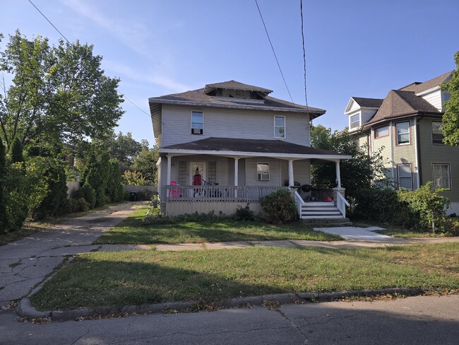 Building Photo - 320 1/2 Highland Ave. Upper