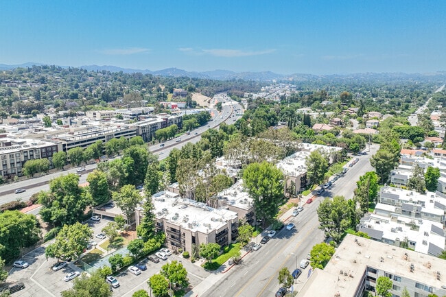 Building Photo - Warner West