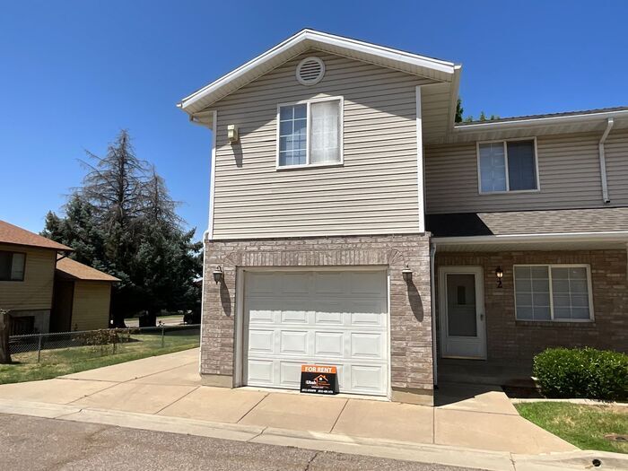 Foto principal - 3 bdrm 2 1/2 bath Townhome