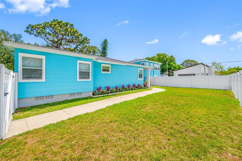 Foto principal - 255 37th St N