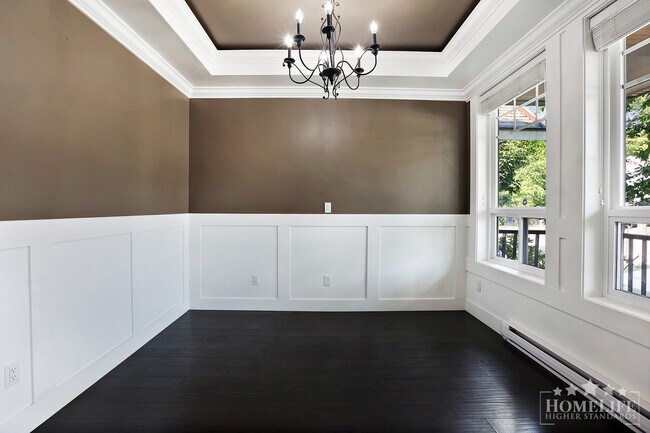 Photo du bâtiment - Beautiful Family Home in Panorama Ridge – 3 Bedroom Upper-Level Home with Double Garage