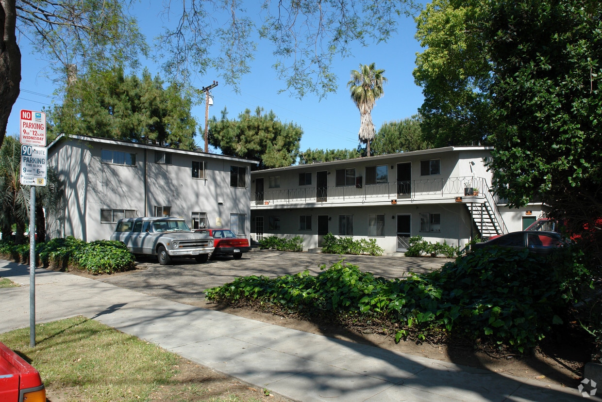 Building Photo - 633 De La Vina St