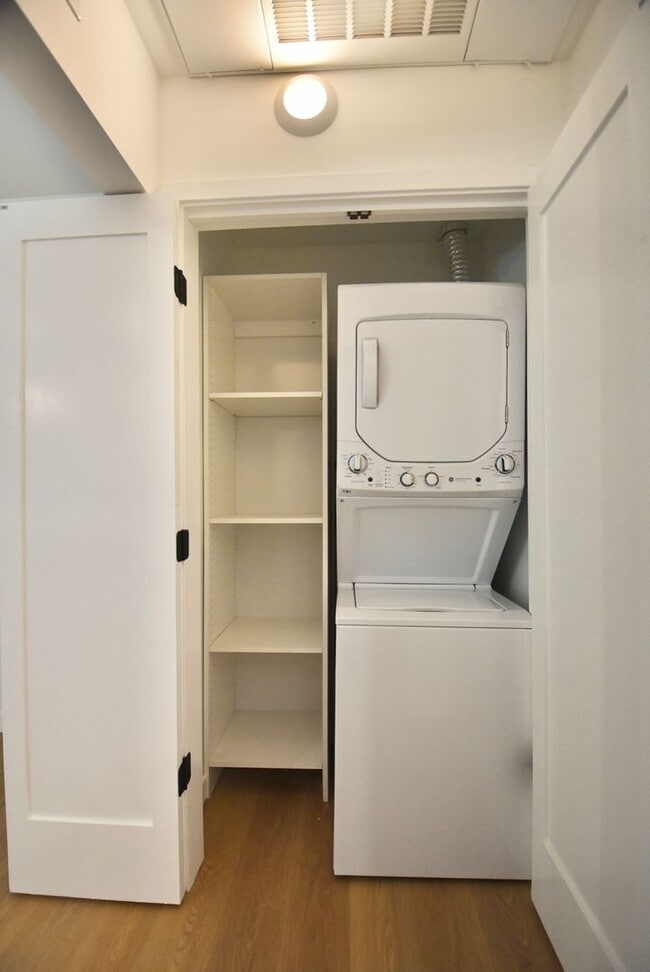 Foto del edificio - 5220 Radford Ave