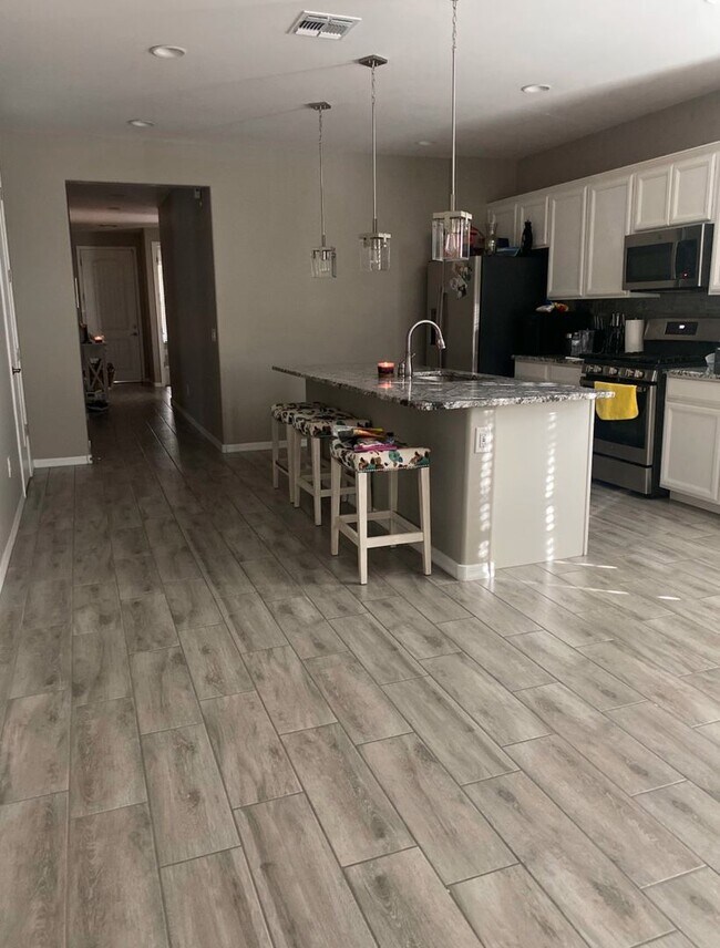 Building Photo - 4 Bedrooms 2.5 Bathrooms - Marana