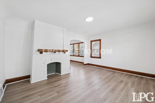 Foto del edificio - 4119 Kingsbury Ave
