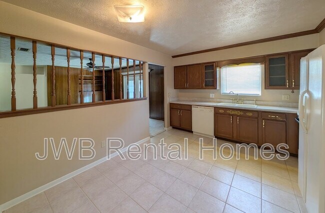 Building Photo - 1620 Bay Cir E