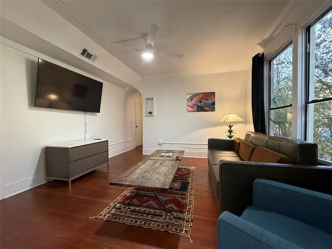 Foto del edificio - 402 Hyde Park Blvd