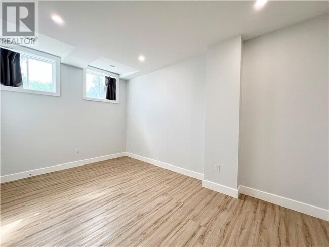 Building Photo - 5 Westview Crescent