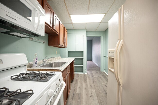 Building Photo - Available NOW! 1st Floor  2 Bed 1 Bath Apa...