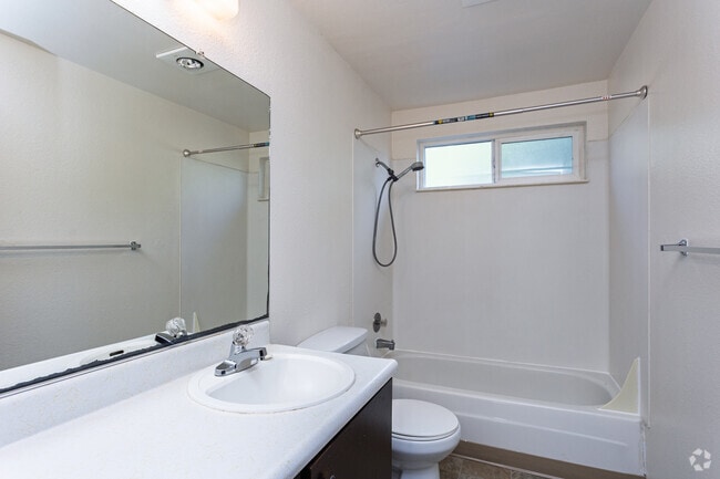 2BR, 1BA - 890SF - Bathroom - The Park at Fife