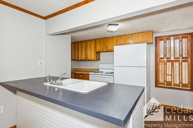 Building Photo - Centrally located 2 bedroom home with larg...