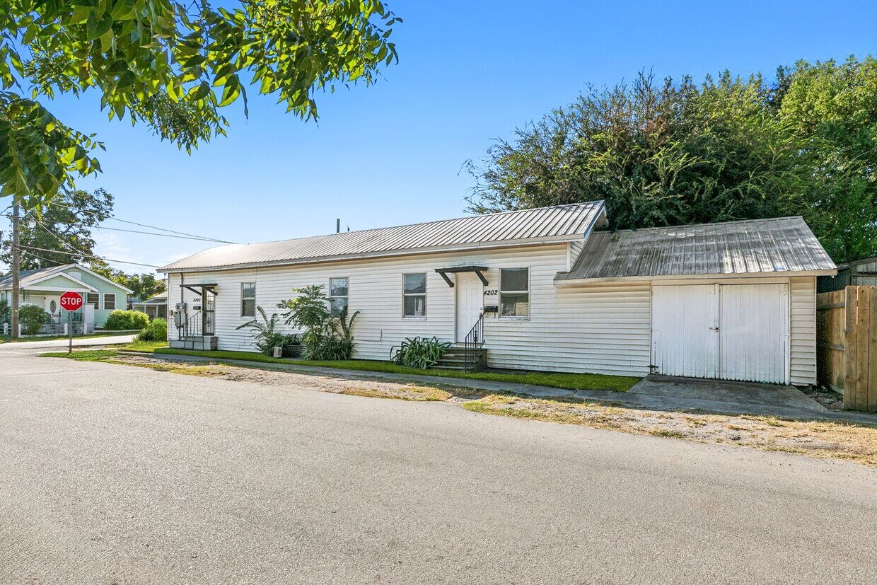 Primary Photo - 4200-4202 5th St