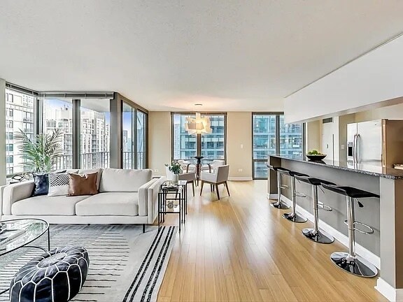 Foto del edificio - 2 E Erie St