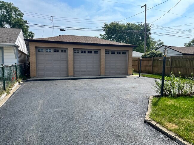 Building Photo - 3707 N Nora Ave