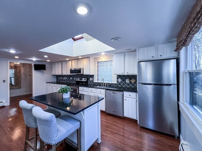 Foto del edificio - 56 Rockridge Rd
