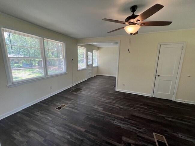 Foto del edificio - 2 Bedroom House - Walk to VSU!