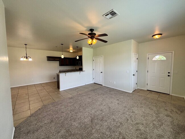 Building Photo - 3br 2ba Duplex!