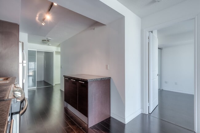 Building Photo - 386 Yonge St