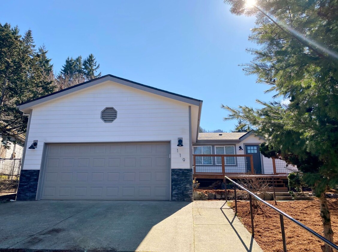 Primary Photo - Beautifully Remodeled in Cascade Locks
