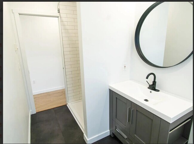 Full bath - 1915 W Livingston St