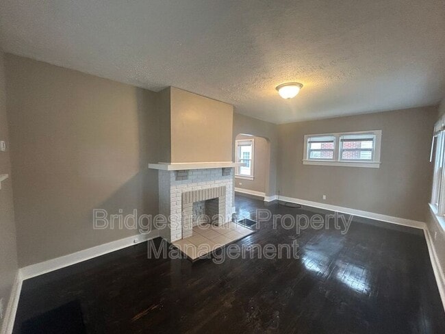 Building Photo - 211 Hadley Ave