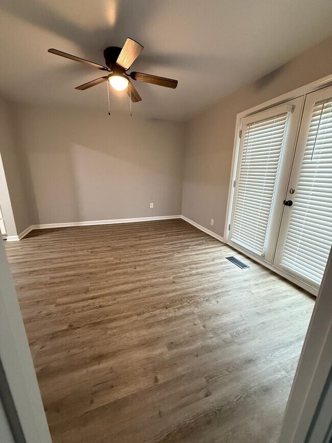 Foto del edificio - Newly Renovated 3 Bedroom 2 Bath w/ Flex Room Located in a Sought-after Neighborhood!