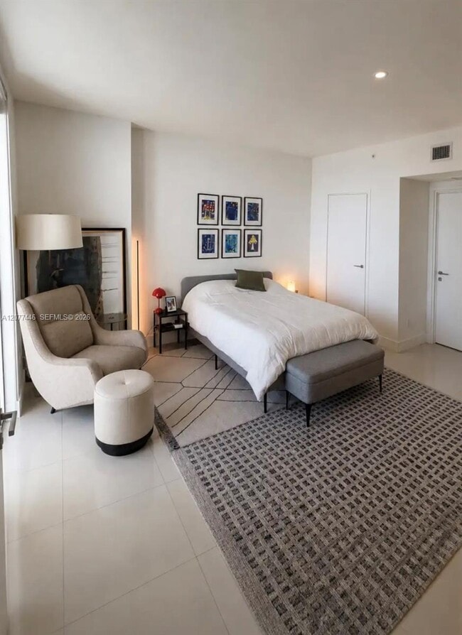 Building Photo - 1300 Brickell Bay Dr