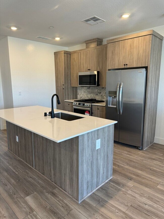 Foto del edificio - 572 N. Chapel Hill (Spruce & Peach)