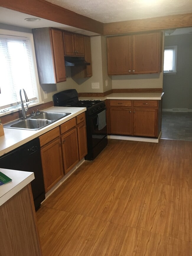 Building Photo - Remodeled 4 bedroom, 2 bath Brewerton Cape