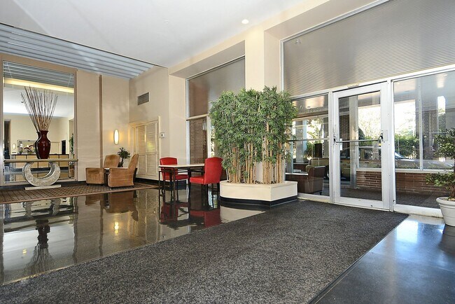 Foto del edificio - Spacious efficiency right in between Dupon...