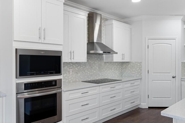 Building Photo - 590 Las Roblas Grande Dr