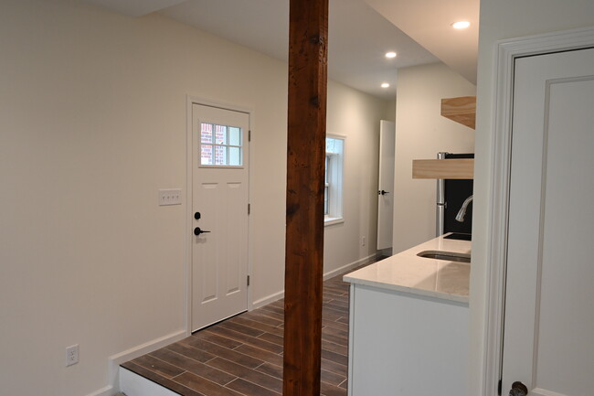 Entry - 2414 Glenwood Dr NE