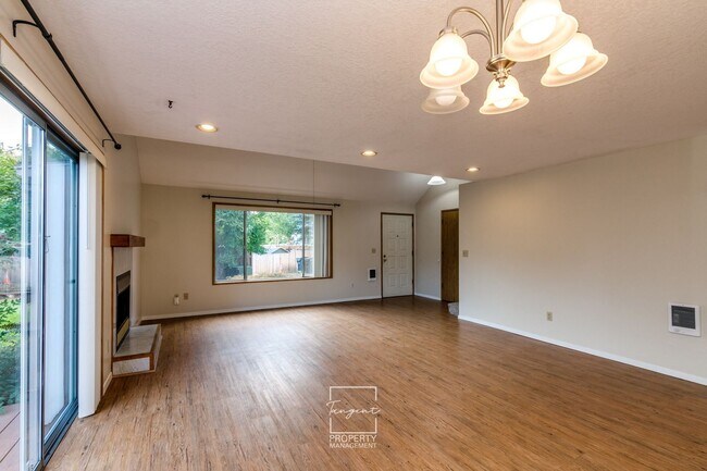 Foto del edificio - Four Bedroom House in Milwaukie