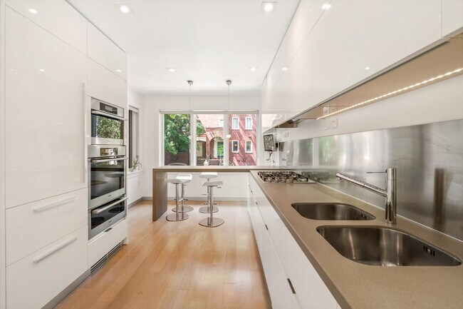 Foto del edificio - 3927 Georgetown Ct NW