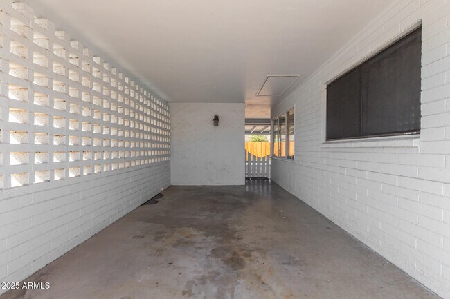 Building Photo - 1820 W Hazelwood St