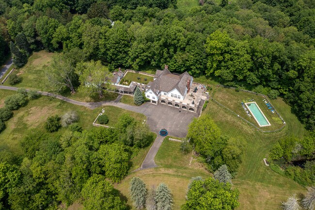 Foto del edificio - 10 Sunny Ridge Rd