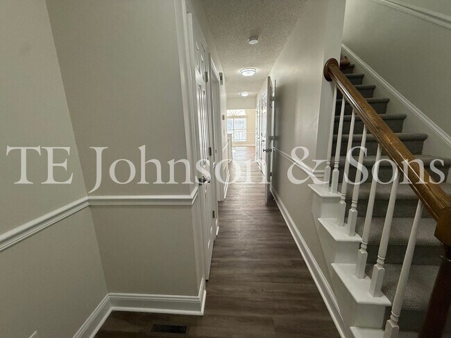 Foto del edificio - Spacious 3BR Home with Vaulted Ceilings, Gas Logs & Two Car Garage in Winston-Salem