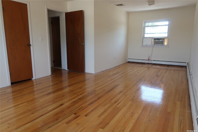 Building Photo - 772 Carman Ave