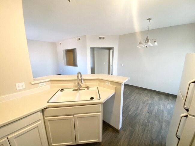 Building Photo - Gated Community Comfort – 2 Bed, 2 Bath Be...