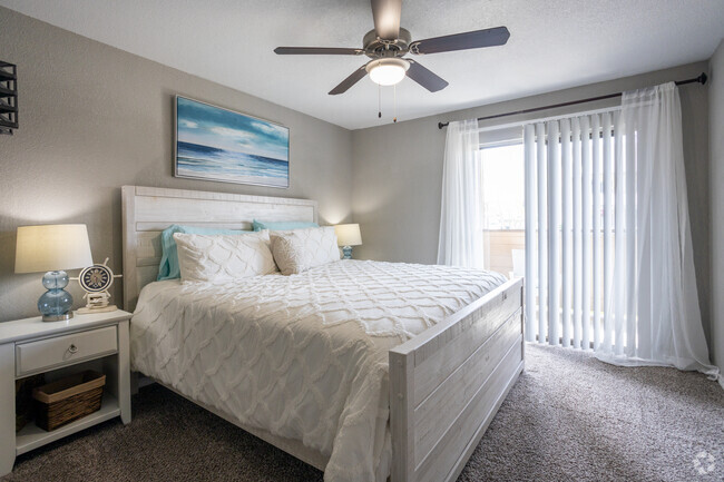 2 HABITACIONES, 2 BA - 1009 FT - Dormitorio principal - Teakwood at Seabrook